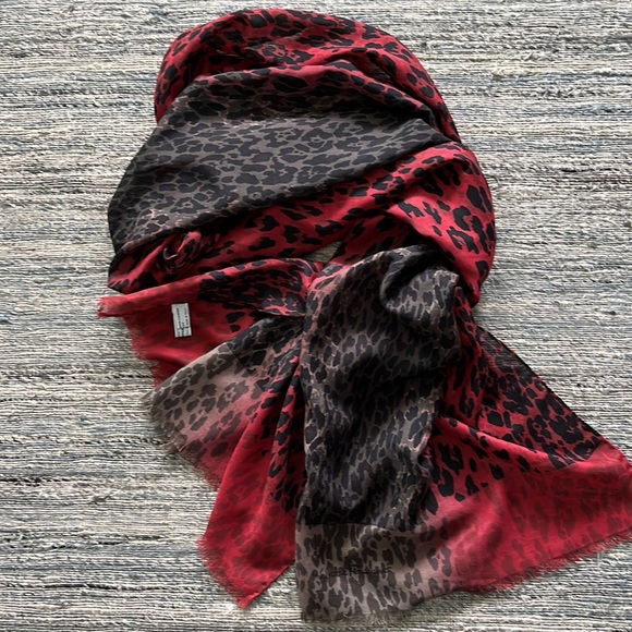 Silk and Cashmere Blend Leopard Long Scarf from Salvatore Ferragamo - Picture 5 of 8